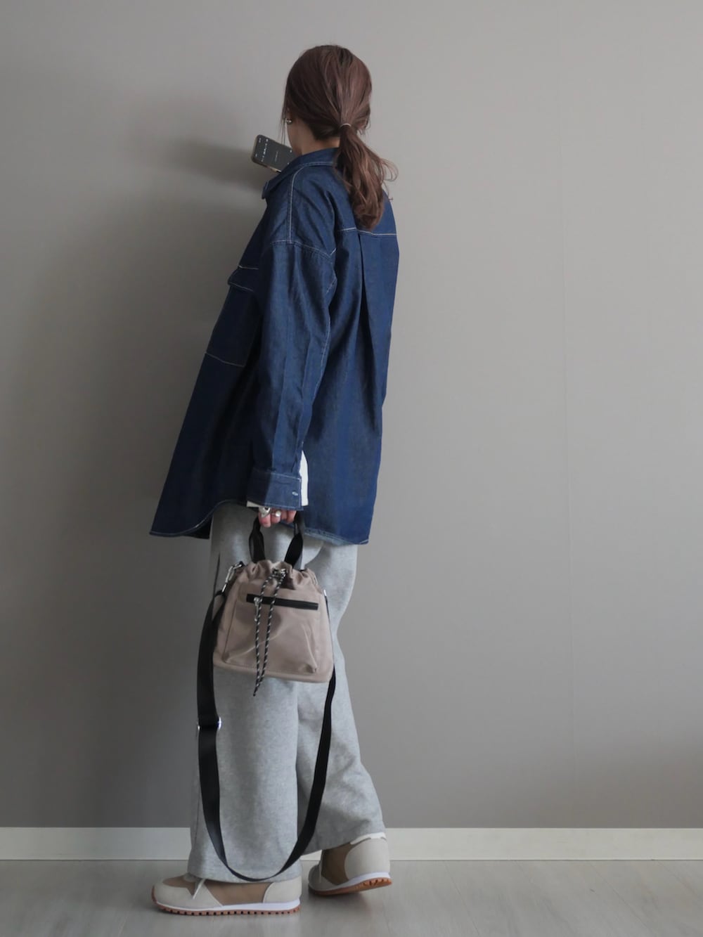 ブルー系のシャツ/ブラウス、ホワイト系のTシャツ/カットソー、グレー系のスウェットパンツを着用したレディースの春コーディネートの5枚目の写真