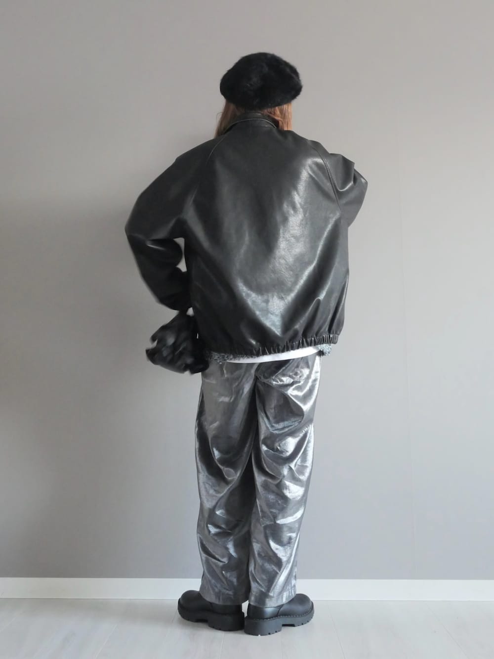 ブラック系のブルゾン、グレー系のカーディガン/ボレロ、ブラック系のその他パンツを着用したレディースの冬コーディネートの5枚目の写真