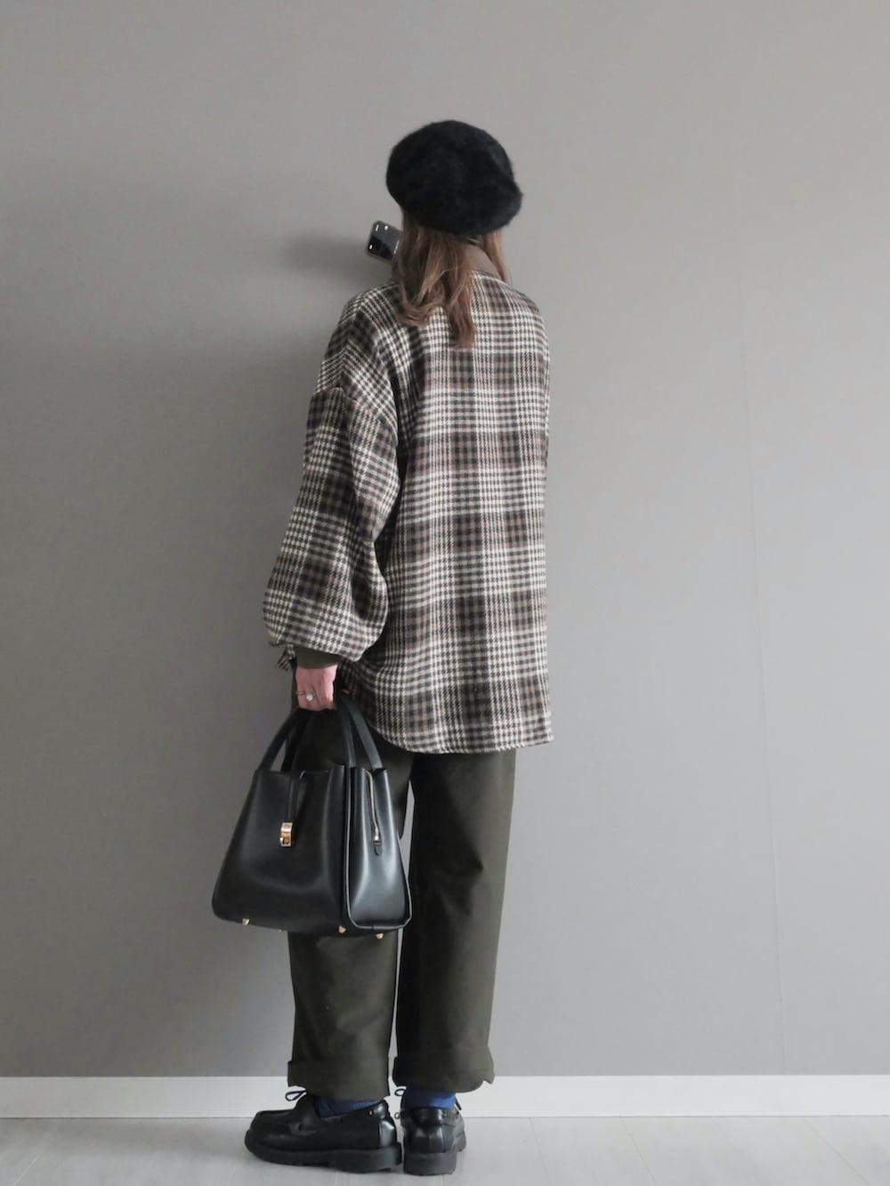 「チェック、チェックシャツ、フランネルシャツ、コーデュロイ、異素材、ジャージーバレルレッグパンツ、カーブパンツ、UNIQLO、レイヤードスタイル、ライトアウター、デッキシューズ、ベレー帽、メガネ女子、トートバッグ、FUDGE」｜「Starting OverのVintage-like collar corduroy check flannel shirt/ヴィンテージライク 襟コーデュロイ フランネル シャツ（シャツ/ブラウス、ブラウン系）」を使った、miiさん（レディース・162cm）の冬コーディネートの4枚目の写真