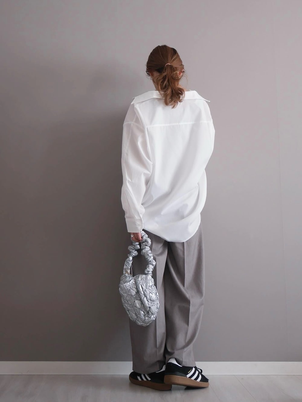 ホワイト系のシャツ/ブラウス、グレー系のその他パンツ、シルバー系のタンクトップを着用したレディースの春コーディネートの3枚目の写真