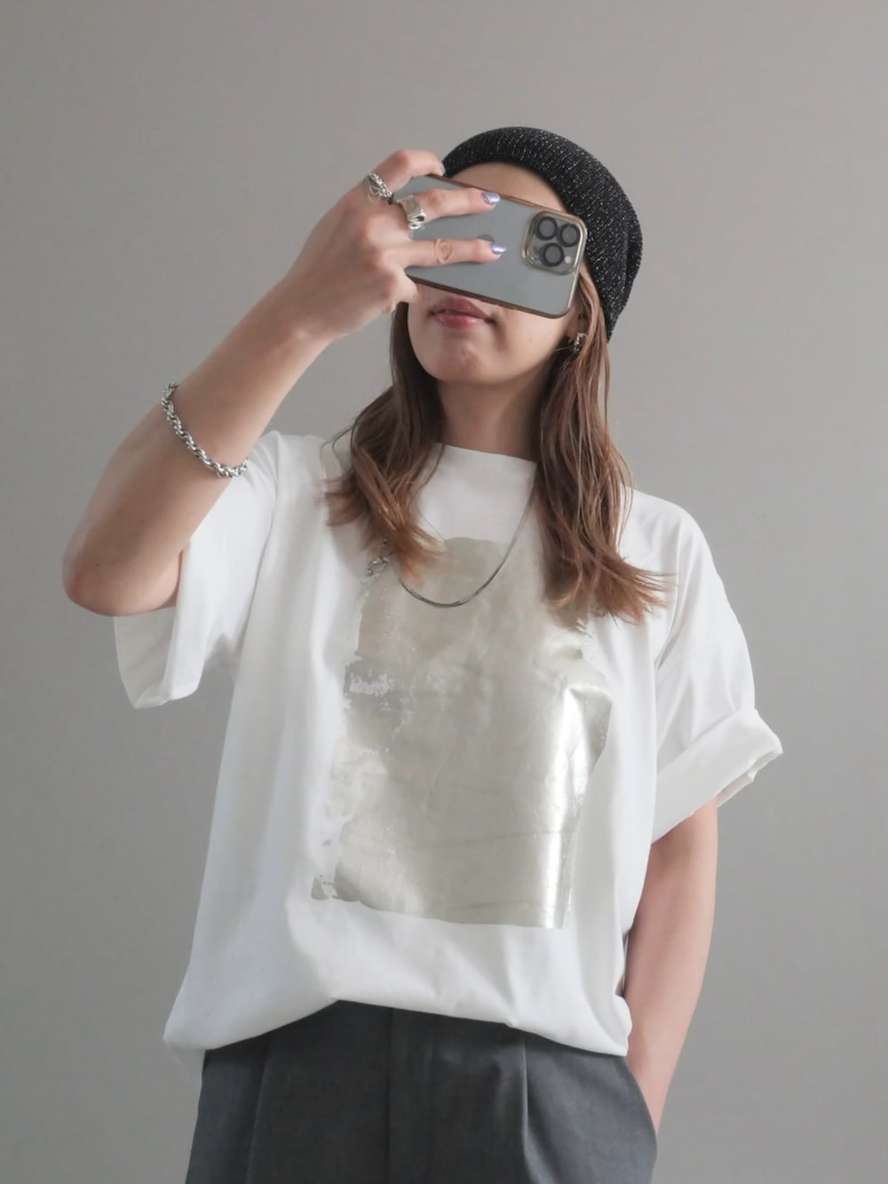 ホワイト系のTシャツ/カットソー、ホワイト系のトートバッグ、ブラック系のニットキャップ/ビーニーを着用したレディースの夏コーディネートの2枚目の写真