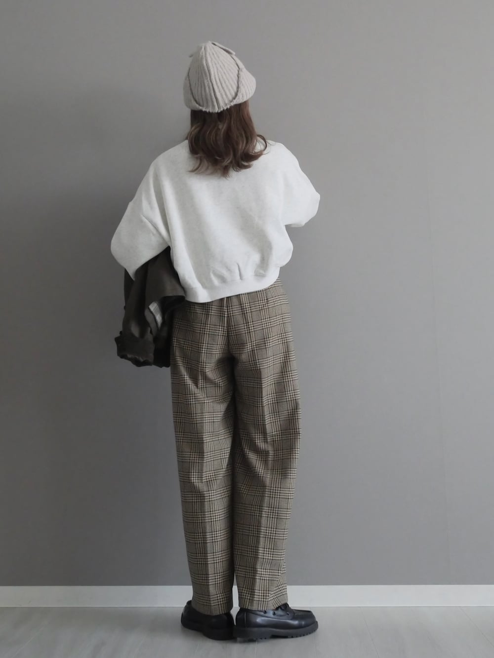 グレー系のスウェット、ベージュ系のパンツ、グリーン系のジャケット/アウターを着用したレディースの冬コーディネートの3枚目の写真