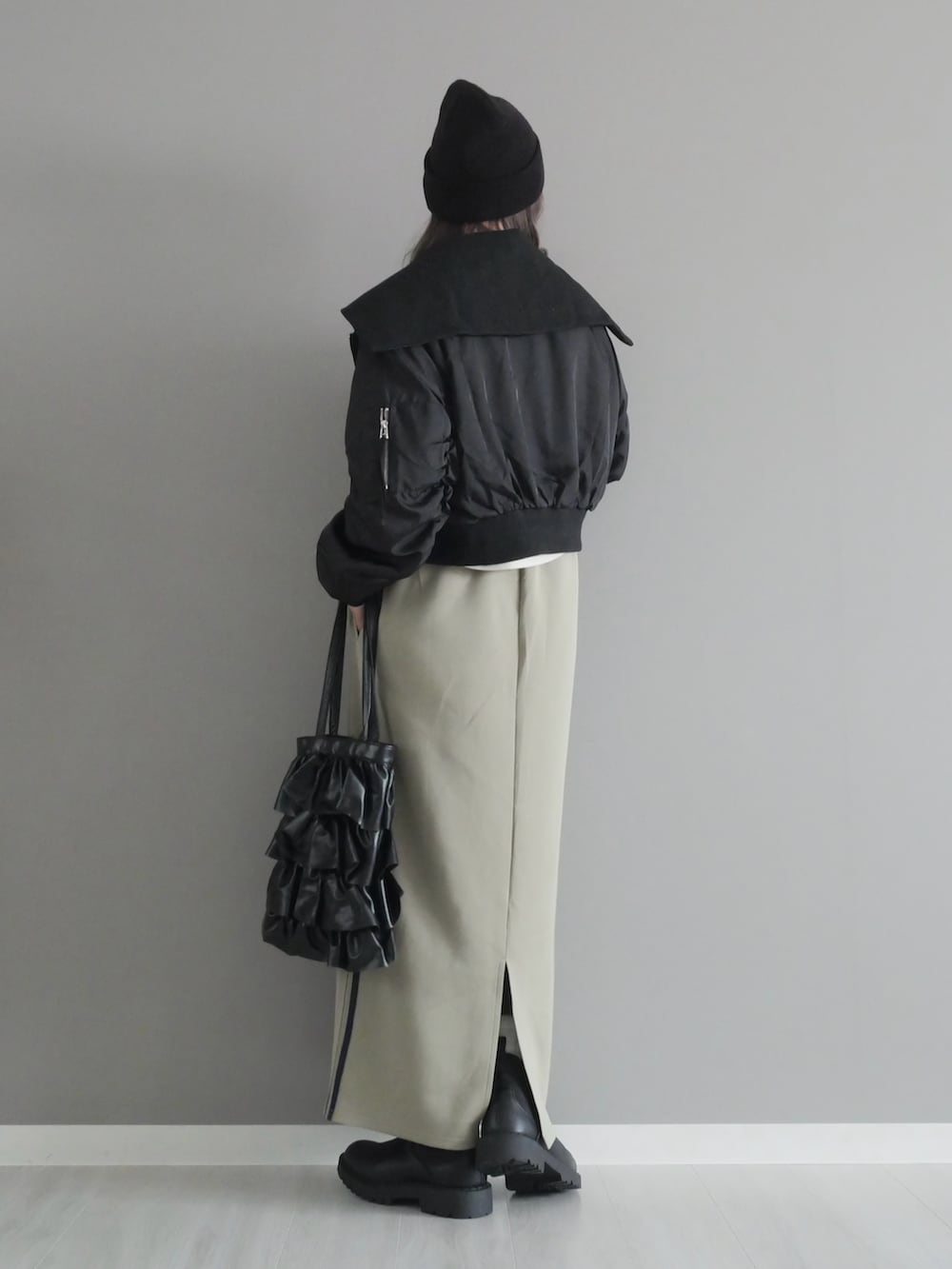 ホワイト系のスウェット、ブラック系のブルゾン、ブルー系のスカートを着用したレディースの秋コーディネートの5枚目の写真