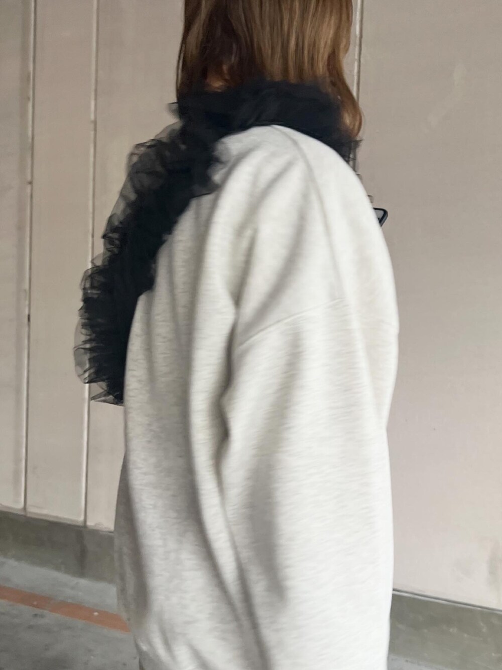 ベージュ系のその他パンツ、ベージュ系のスウェット、ブラック系のショルダーバッグを着用したレディースの春コーディネートの4枚目の写真
