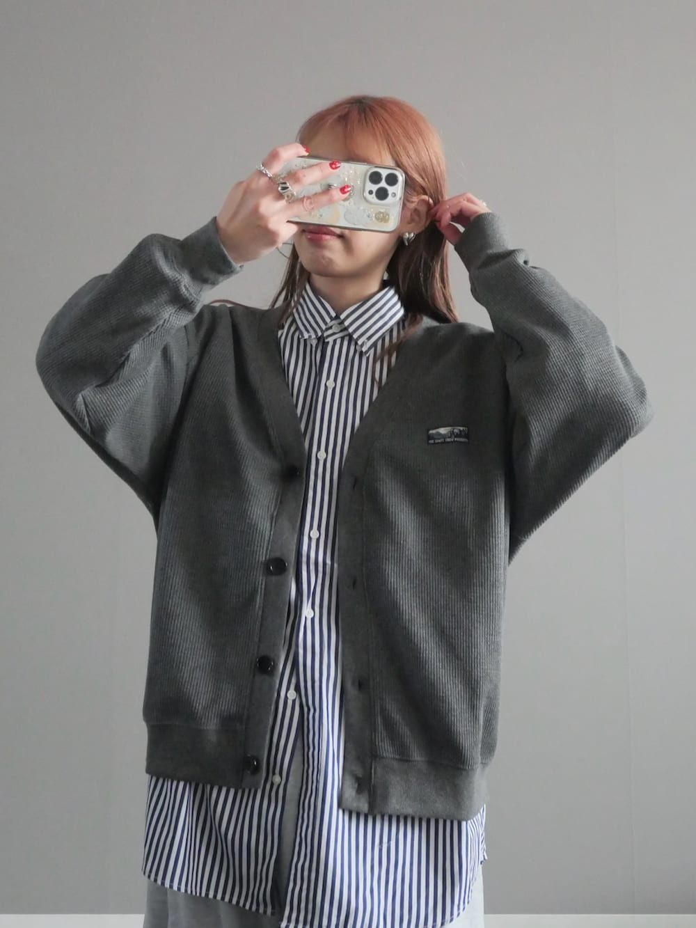 グレー系のカーディガン/ボレロ、グレー系のスウェットパンツ、ブラック系のショルダーバッグを着用したレディースの冬コーディネートの2枚目の写真