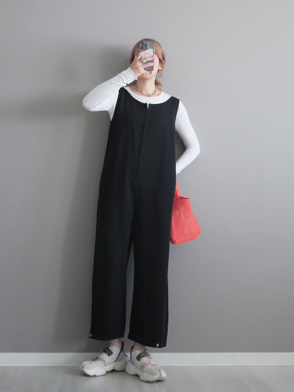 ブラック系のサロペット/オーバーオール、ホワイト系のTシャツ/カットソー、ゴールド系のネックレスを着用したレディースの春コーディネートの2枚目の写真