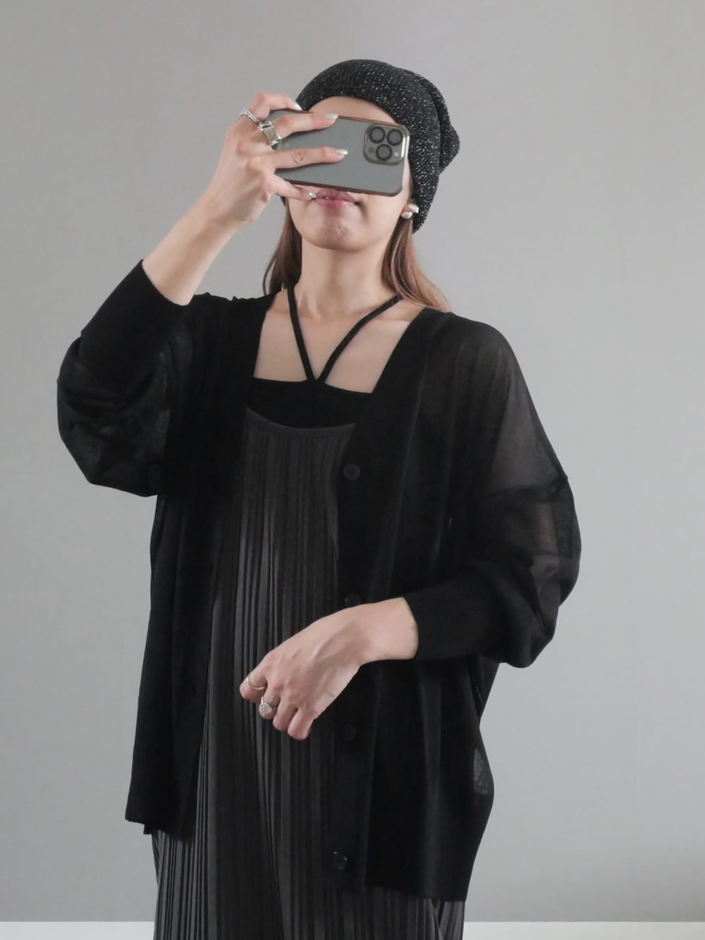 「シアーカーディガン、カーディガン、ホルターネック、カップ付きインナー、キャミソール、プリーツワンピース、ワンピース、キャミワンピ、パデッドサンダル、サンダル、ニット帽、トートバッグ、メタルバッグ、モノトーン」｜「notch.のシアーVネックカーディガン（カーディガン/ボレロ、ブラック系）」を使った、miiさん（レディース・162cm）の夏コーディネートの3枚目の写真