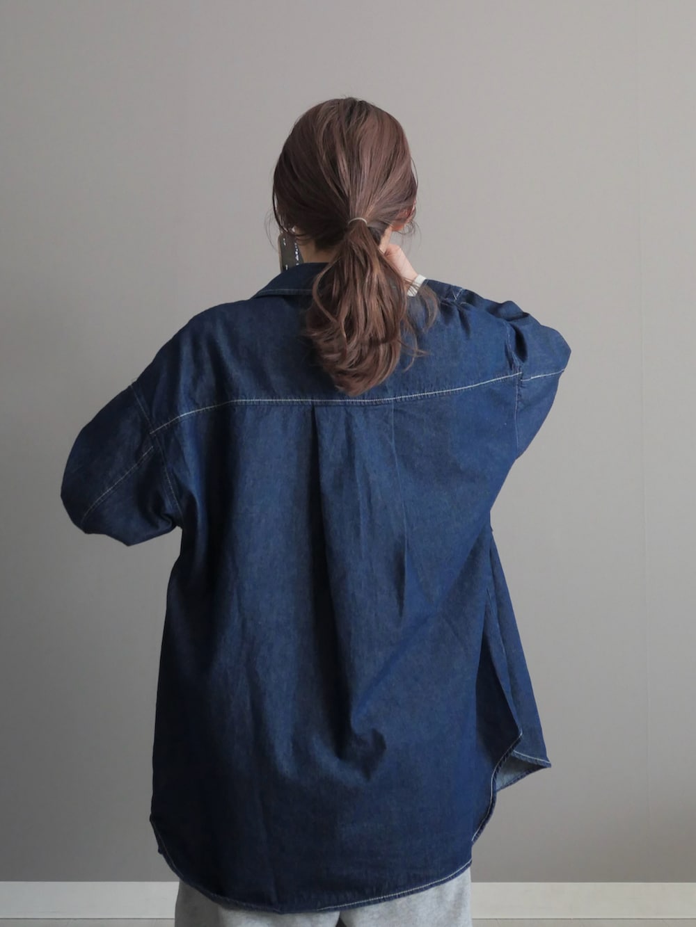 ブルー系のシャツ/ブラウス、ホワイト系のTシャツ/カットソー、グレー系のスウェットパンツを着用したレディースの春コーディネートの3枚目の写真