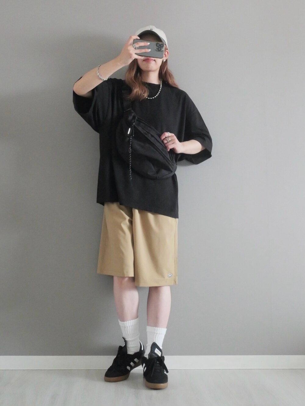ブラック系のTシャツ/カットソー、ベージュ系のその他パンツ、ブラック系のボディバッグ/ウエストポーチを着用したレディースの夏コーディネートの4枚目の写真