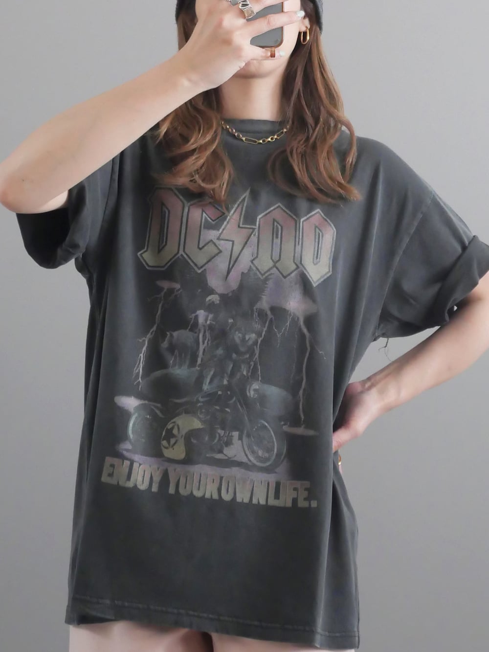 グレー系のTシャツ/カットソー、ピンク系のパンツ、ブラック系のバッグを着用したレディースの春コーディネートの2枚目の写真