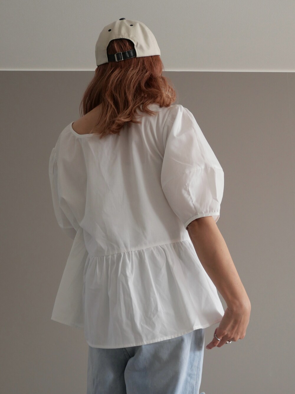 ホワイト系のシャツ/ブラウス、ブルー系のデニムパンツ、ホワイト系のハンドバッグを着用したレディースの夏コーディネートの4枚目の写真