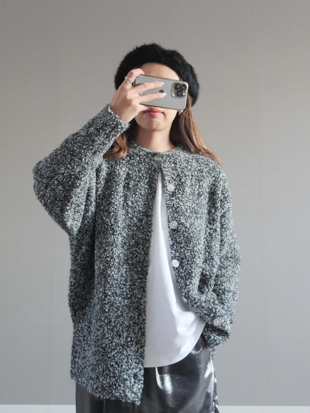 ブラック系のブルゾン、グレー系のカーディガン/ボレロ、ブラック系のその他パンツを着用したレディースの冬コーディネートの4枚目の写真