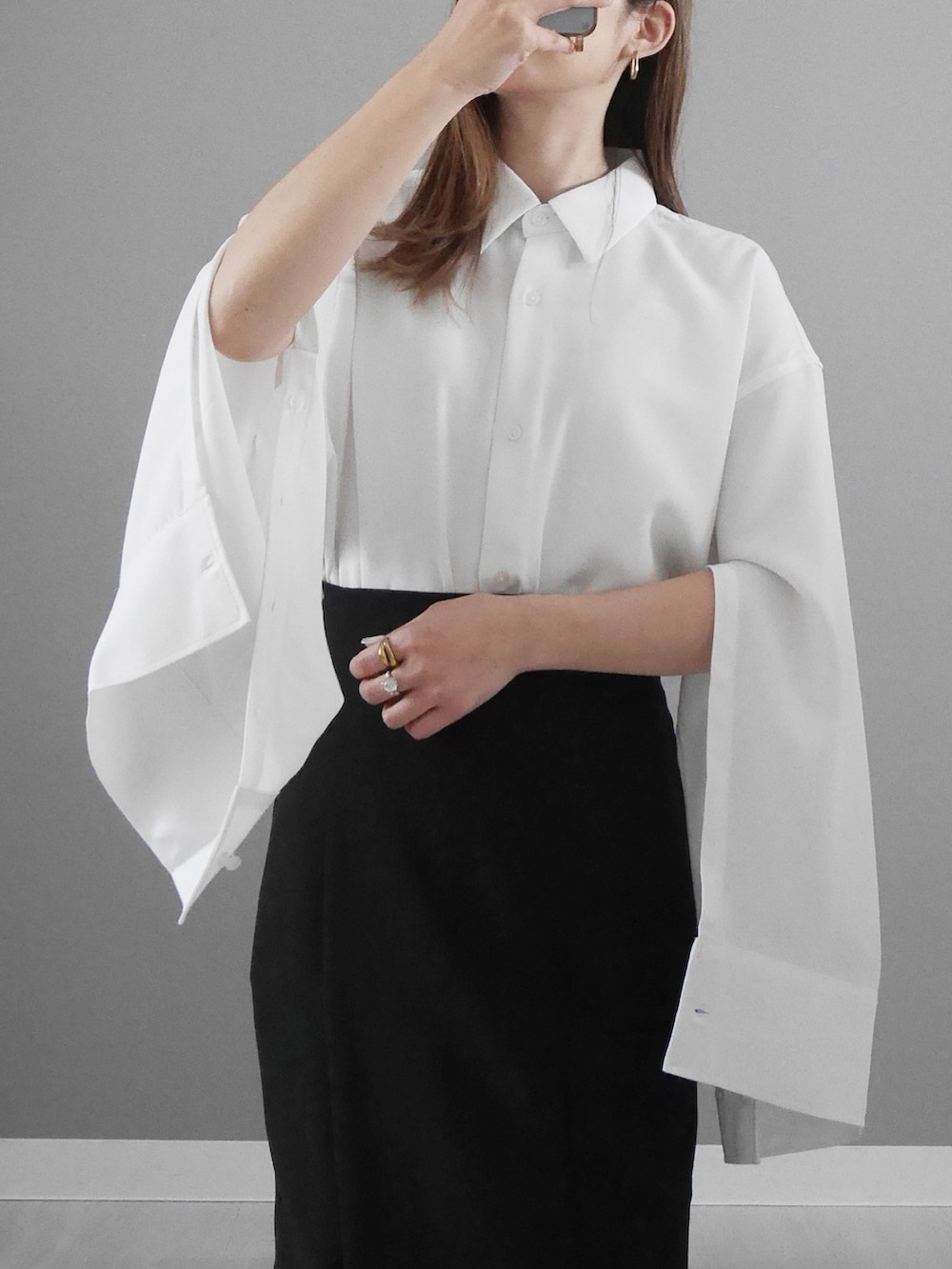 ホワイト系のシャツ/ブラウス、ブラック系のスカート、レッド系のショルダーバッグを着用したレディースの春コーディネートの2枚目の写真