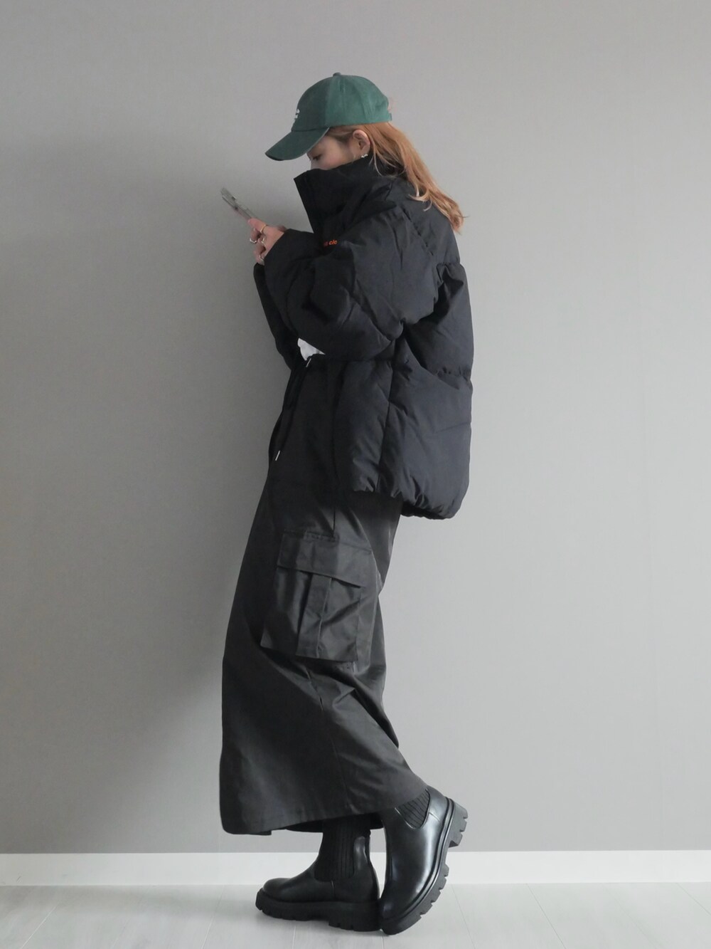 ブラック系のジャケット/アウター、ホワイト系のTシャツ/カットソー、ブラック系のセットアップを着用したレディースの秋コーディネートの4枚目の写真