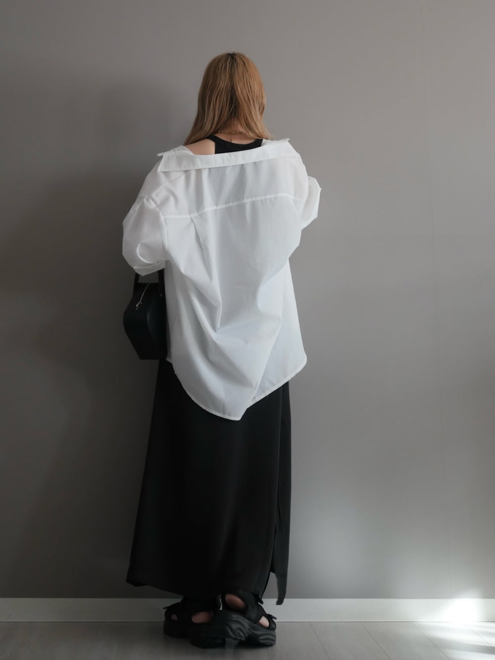 ホワイト系のシャツ/ブラウス、ブラック系のスカート、ブラック系のタンクトップを着用したレディースの夏コーディネートの4枚目の写真