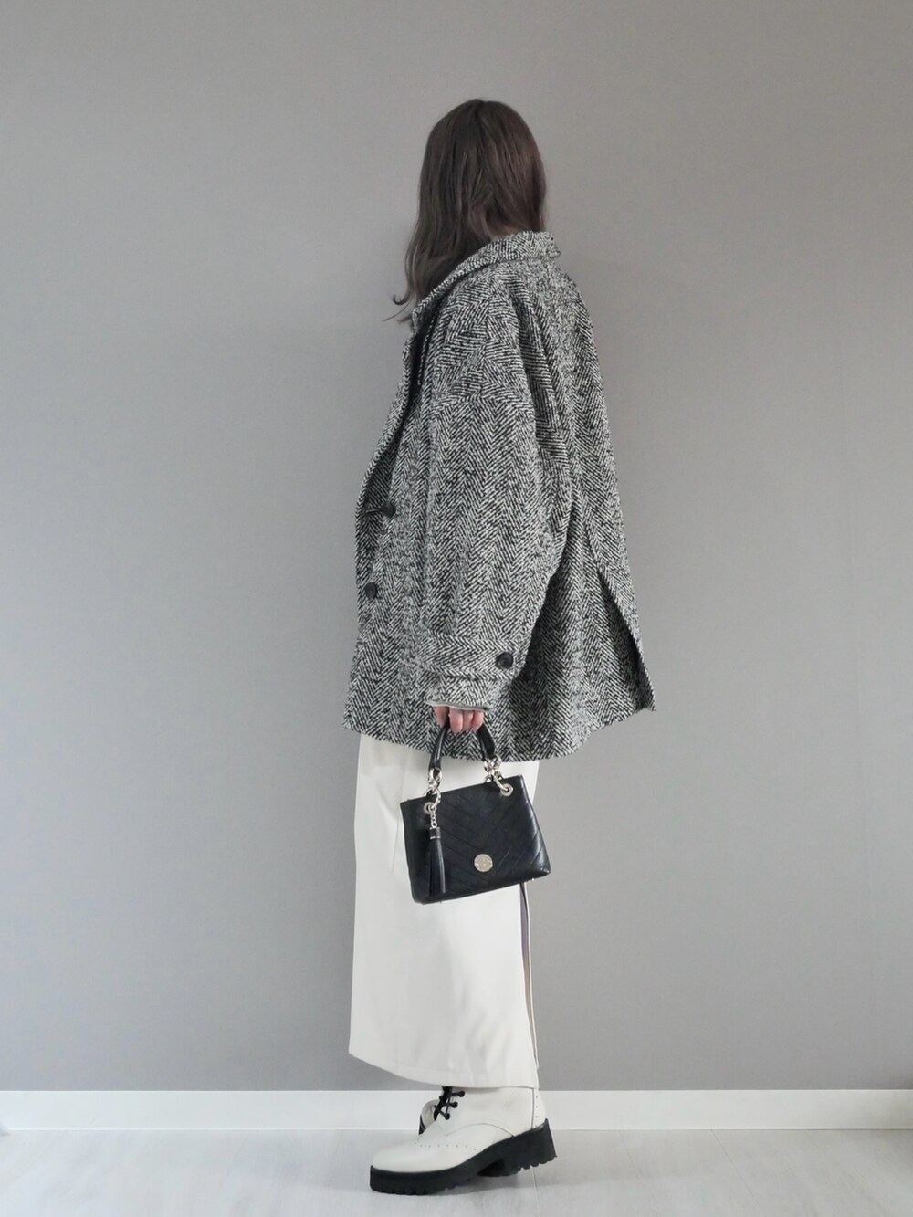 その他のピーコート、ホワイト系のTシャツ/カットソー、ホワイト系のワンピースを着用したレディースの秋コーディネートの5枚目の写真