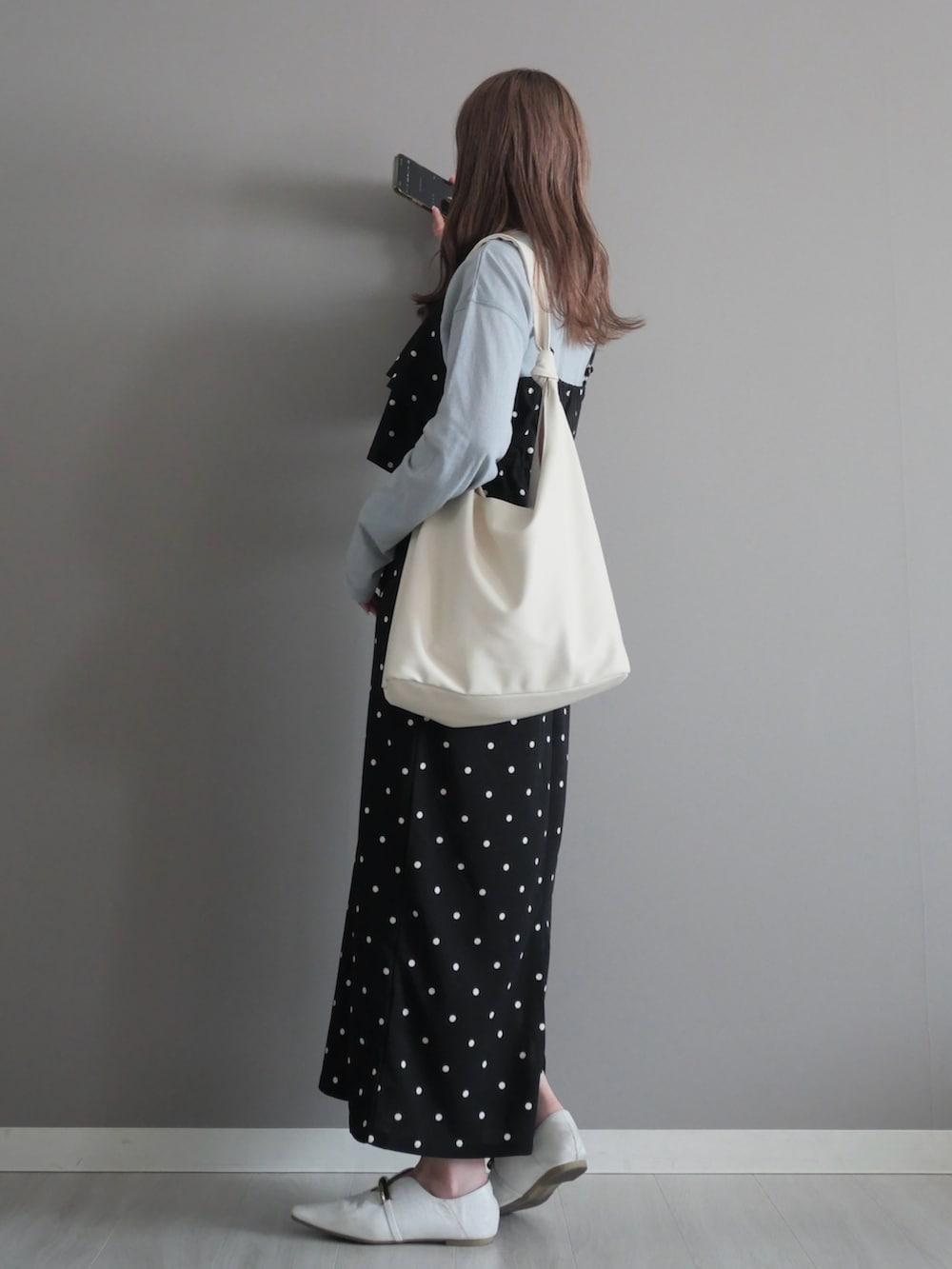 ブルー系のTシャツ/カットソー、その他のワンピース、ホワイト系のトートバッグを着用したレディースの春コーディネートの3枚目の写真