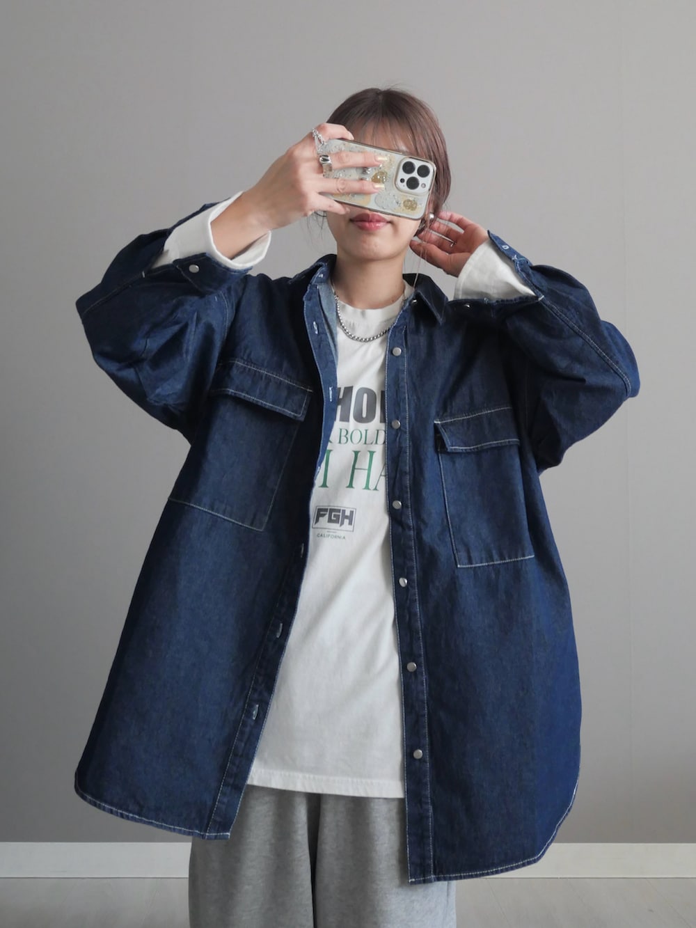 ブルー系のシャツ/ブラウス、ホワイト系のTシャツ/カットソー、グレー系のスウェットパンツを着用したレディースの春コーディネートの2枚目の写真