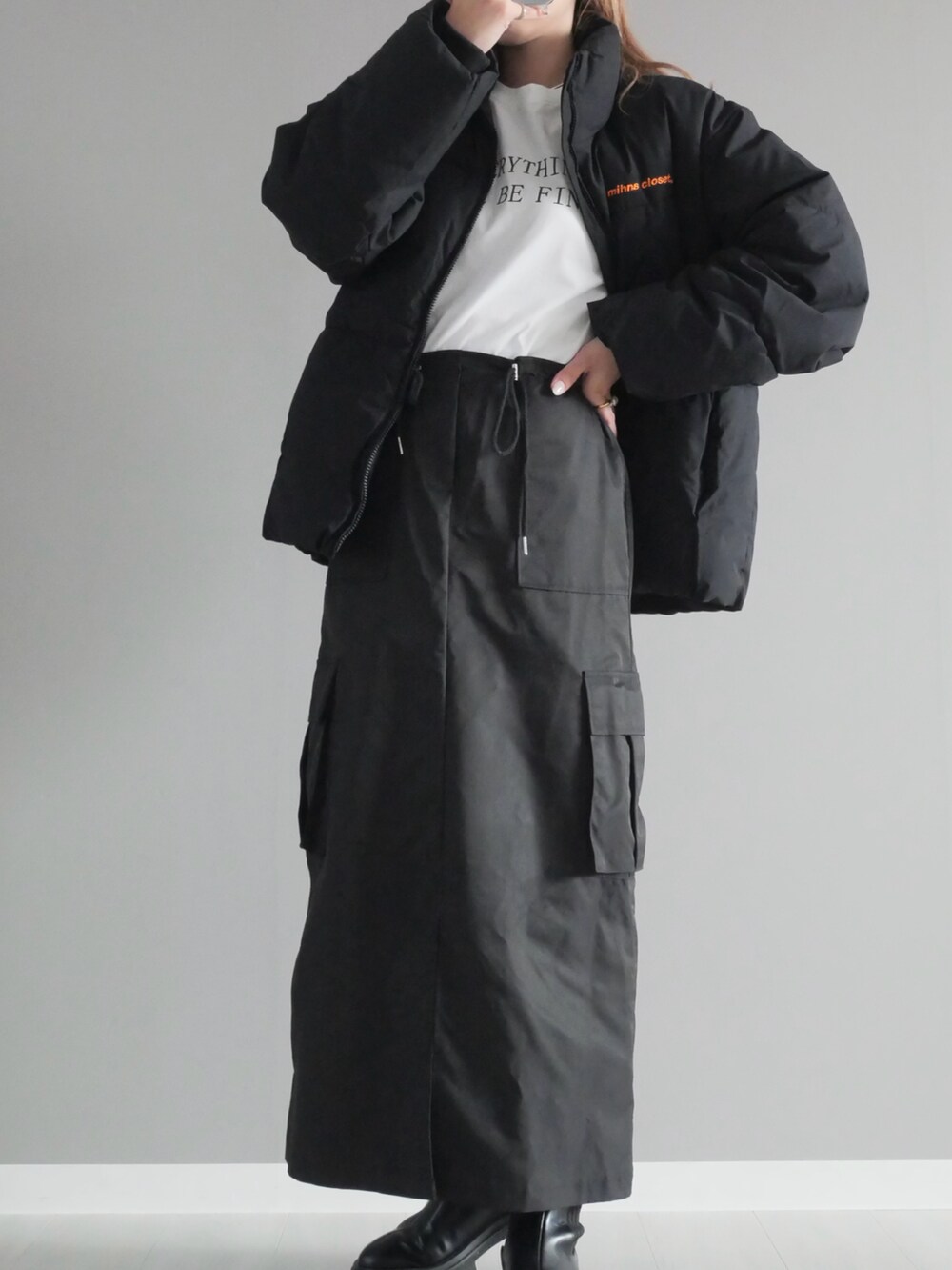 ブラック系のジャケット/アウター、ホワイト系のTシャツ/カットソー、ブラック系のセットアップを着用したレディースの秋コーディネートの3枚目の写真