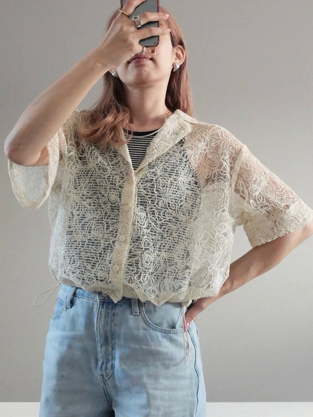 ホワイト系のシャツ/ブラウス、ブラック系のタンクトップ、グレー系のデニムパンツを着用したレディースの夏コーディネートの2枚目の写真