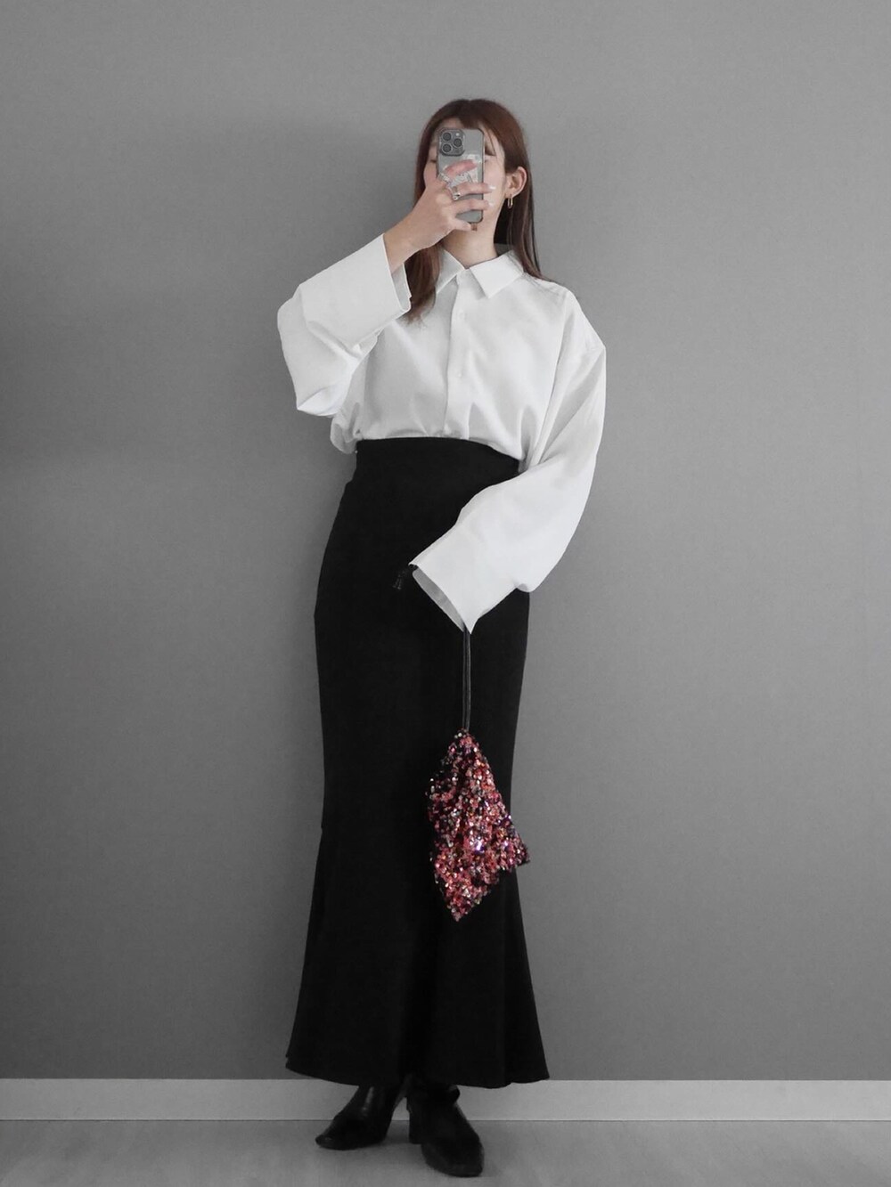 ホワイト系のシャツ/ブラウス、ブラック系のスカート、レッド系のショルダーバッグを着用したレディースの春コーディネートの5枚目の写真