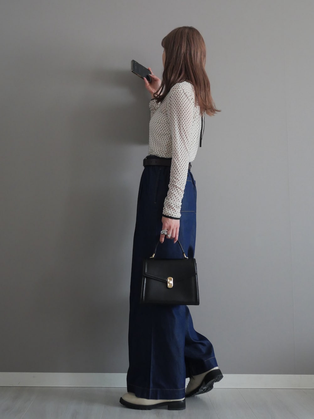 ホワイト系のTシャツ/カットソー、ホワイト系のローファー、ブルー系のデニムパンツを着用したレディースの春コーディネートの3枚目の写真