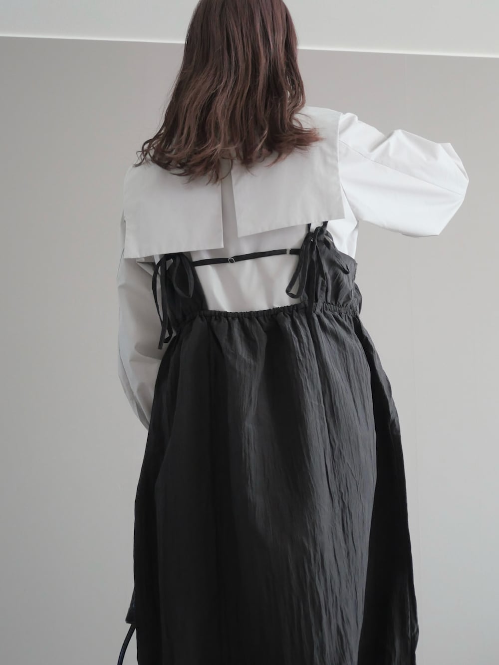 グレー系のシャツ/ブラウス、ブラック系のトートバッグ、ブラック系のブーツを着用したレディースの春コーディネートの3枚目の写真