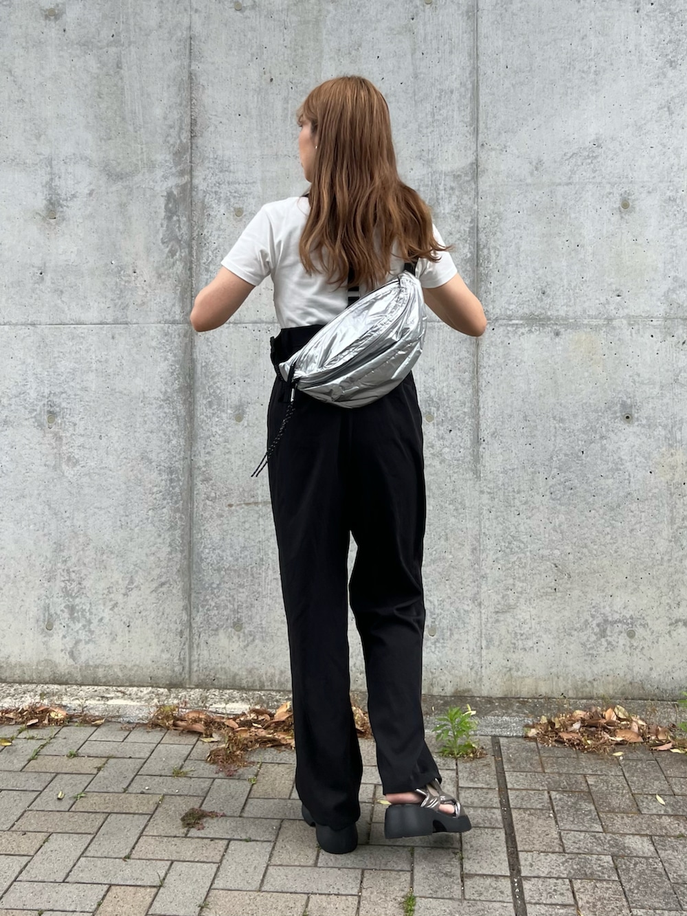 「箔プリント、ミニTシャツ、プリントT、ボディバッグ、メタルバッグ、サロペット、モノトーン、メタリック、パデッドサンダル、ボリュームサンダル、サンダル、厚底サンダル」｜「notch.の箔プリントアソートコンパクトTシャツ（Tシャツ/カットソー、ホワイト系）」を使った、miiさん（レディース・162cm）の春コーディネートの4枚目の写真