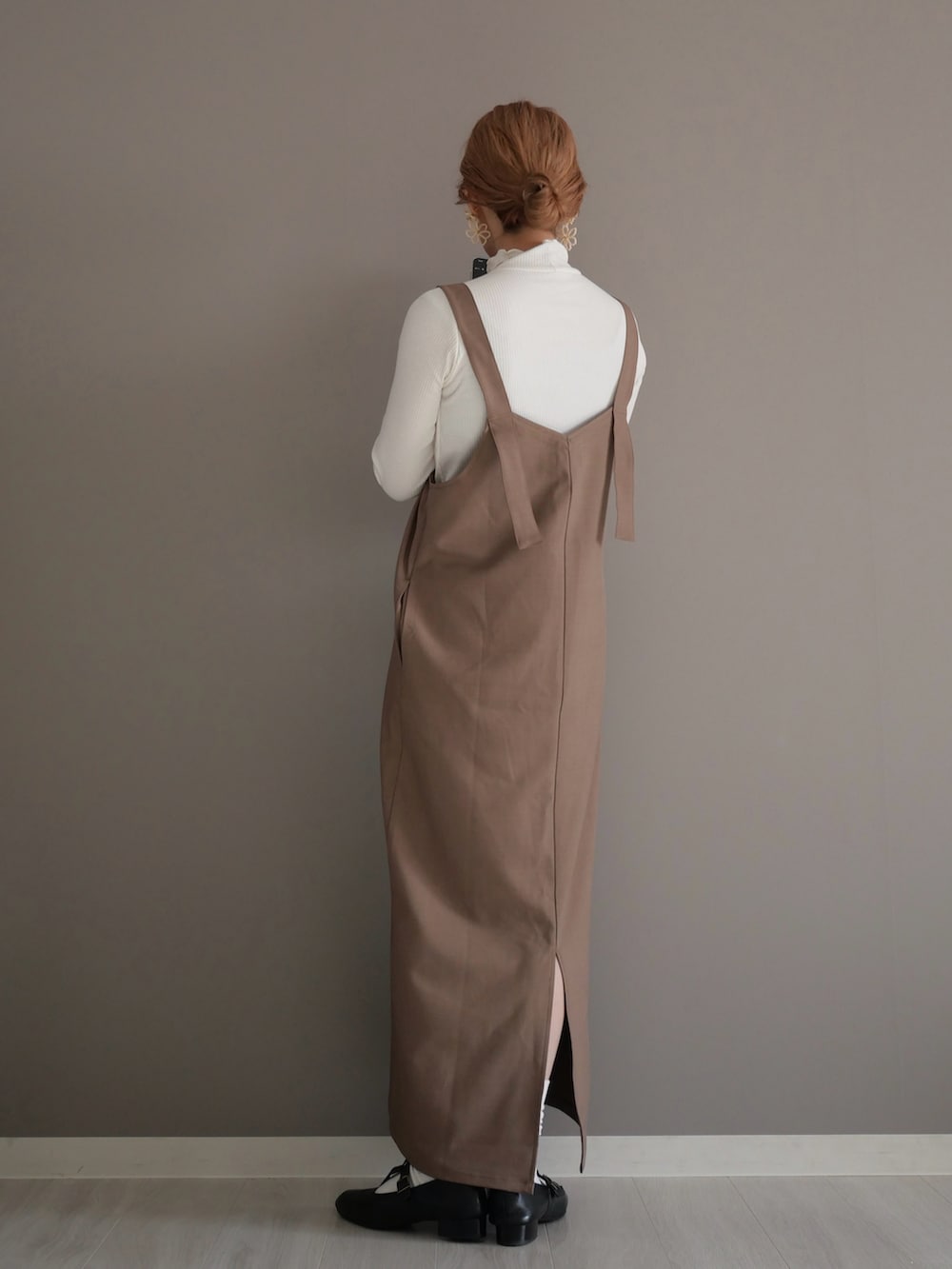 ブラウン系のブルゾン、ホワイト系のTシャツ/カットソー、ベージュ系のワンピースを着用したレディースの秋コーディネートの4枚目の写真