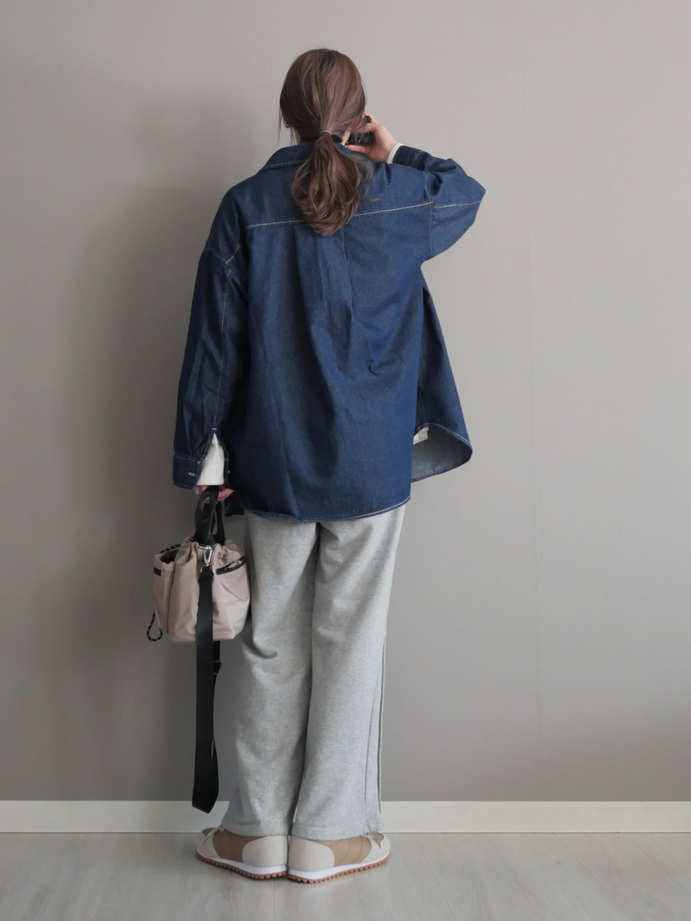 ブルー系のシャツ/ブラウス、ホワイト系のTシャツ/カットソー、グレー系のスウェットパンツを着用したレディースの春コーディネートの4枚目の写真