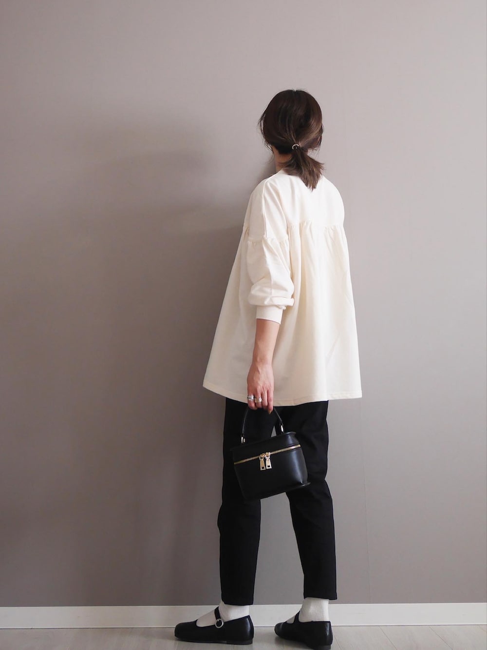 ホワイト系のTシャツ/カットソー、ブラック系のデニムパンツ、ブラック系のショルダーバッグを着用したレディースの春コーディネートの2枚目の写真