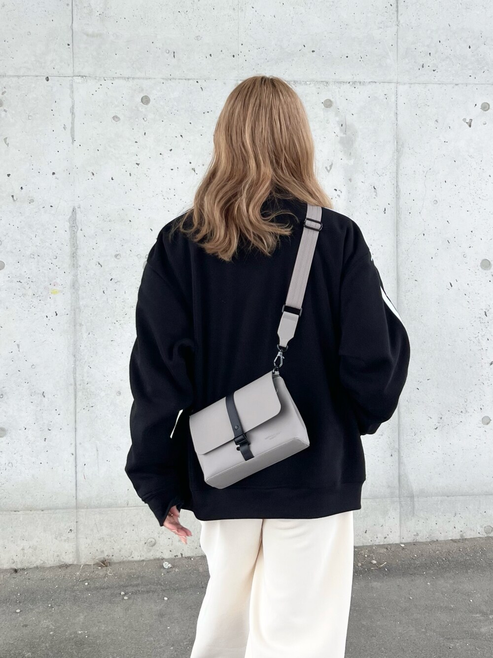 ブラック系のスウェット、ホワイト系のTシャツ/カットソー、ホワイト系のスウェットパンツを着用したレディースの秋コーディネートの3枚目の写真