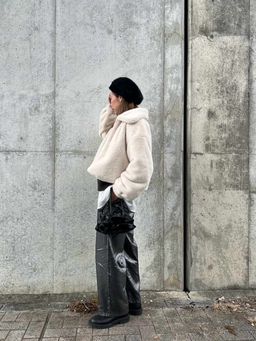 ホワイト系のジャケット/アウター、グレー系のニット/セーター、ホワイト系のシャツ/ブラウスを着用したレディースの冬コーディネートの3枚目の写真