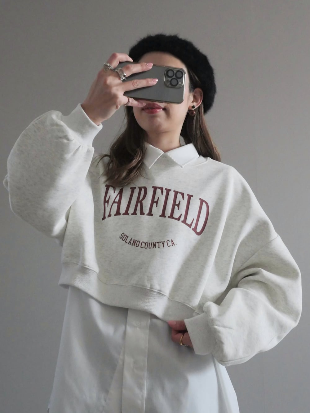 グレー系のスウェット、ホワイト系のシャツ/ブラウス、グレー系のその他パンツを着用したレディースの冬コーディネートの2枚目の写真