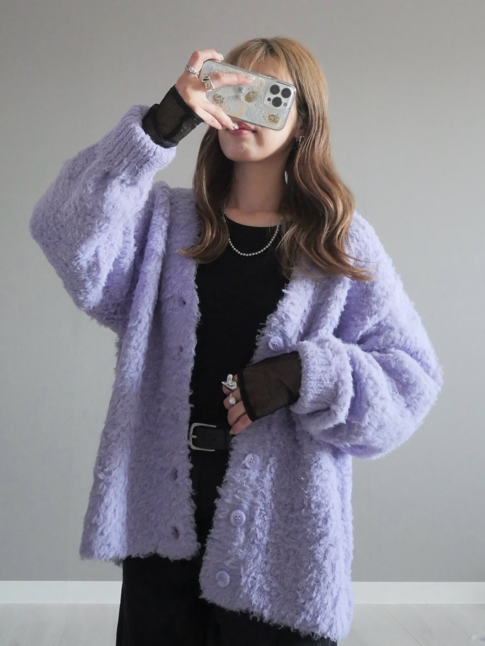 パープル系のカーディガン/ボレロ、ブラック系のTシャツ/カットソー、ブラック系のハンドバッグを着用したレディースの秋コーディネートの2枚目の写真