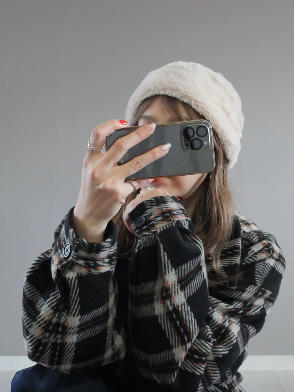 ブルー系のチノパンツ、ブラック系のブルゾン、ブラック系のTシャツ/カットソーを着用したレディースの冬コーディネートの4枚目の写真