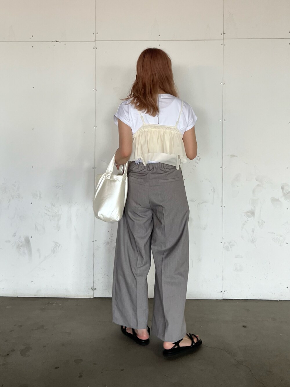 グレー系のその他パンツ、ホワイト系のキャミソール、ホワイト系のTシャツ/カットソーを着用したレディースの夏コーディネートの2枚目の写真