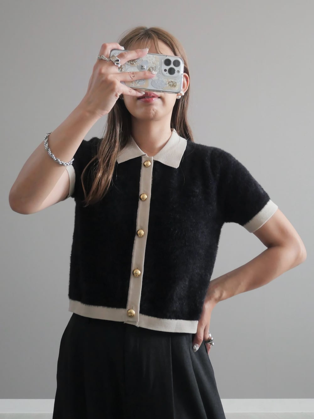 ブラック系のトートバッグ、ブラック系のブーツ、ブラック系のニット/セーターを着用したレディースの秋コーディネートの2枚目の写真