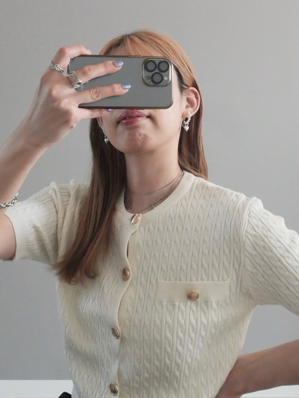 ホワイト系のカーディガン/ボレロ、ブルー系のチノパンツ、イエロー系のボストンバッグを着用したレディースの夏コーディネートの3枚目の写真
