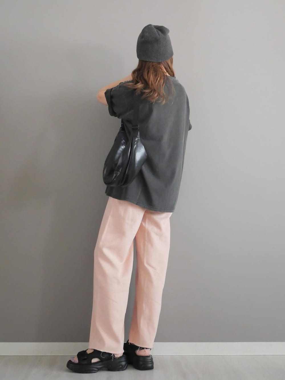 グレー系のTシャツ/カットソー、ピンク系のパンツ、ブラック系のバッグを着用したレディースの春コーディネートの3枚目の写真