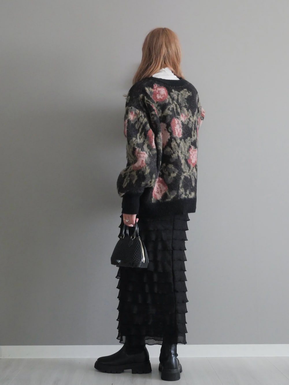 ブラック系のカーディガン/ボレロ、ホワイト系のTシャツ/カットソー、ブラック系のスカートを着用したレディースの秋コーディネートの3枚目の写真