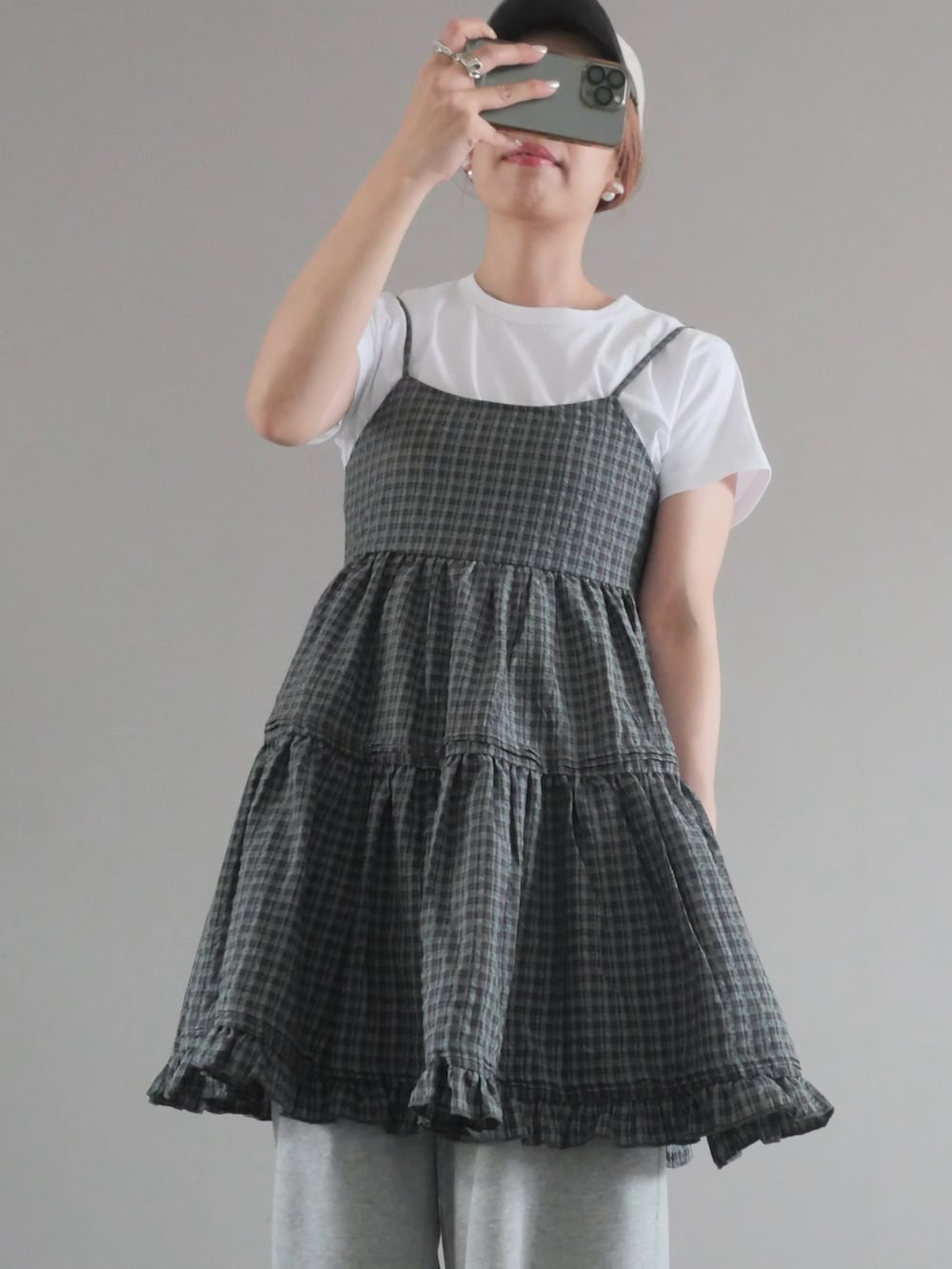 グレー系のワンピース、ホワイト系のボディバッグ/ウエストポーチ、ホワイト系のTシャツ/カットソーを着用したレディースの夏コーディネートの4枚目の写真