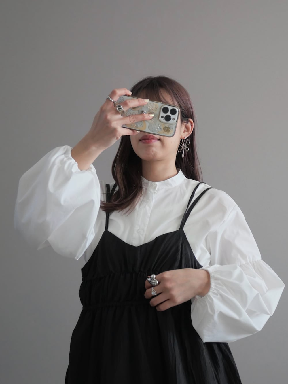 ブラック系のトートバッグ、ブラック系のブーツ、ホワイト系のシャツ/ブラウスを着用したレディースの春コーディネートの4枚目の写真