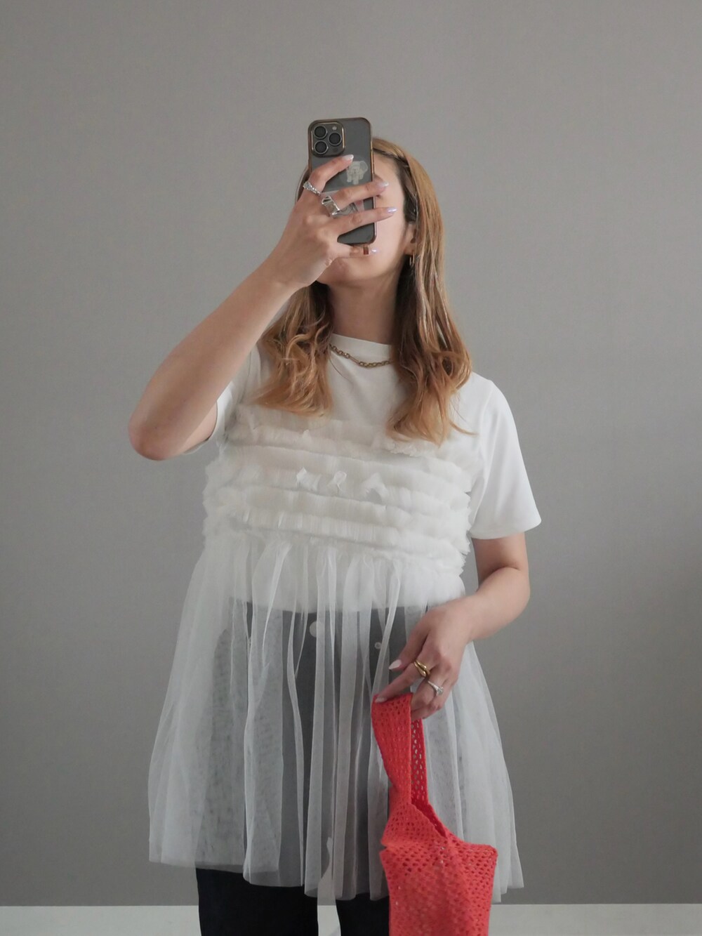 ホワイト系のTシャツ/カットソー、ブルー系のデニムパンツ、ゴールド系のネックレスを着用したレディースの夏コーディネートの2枚目の写真