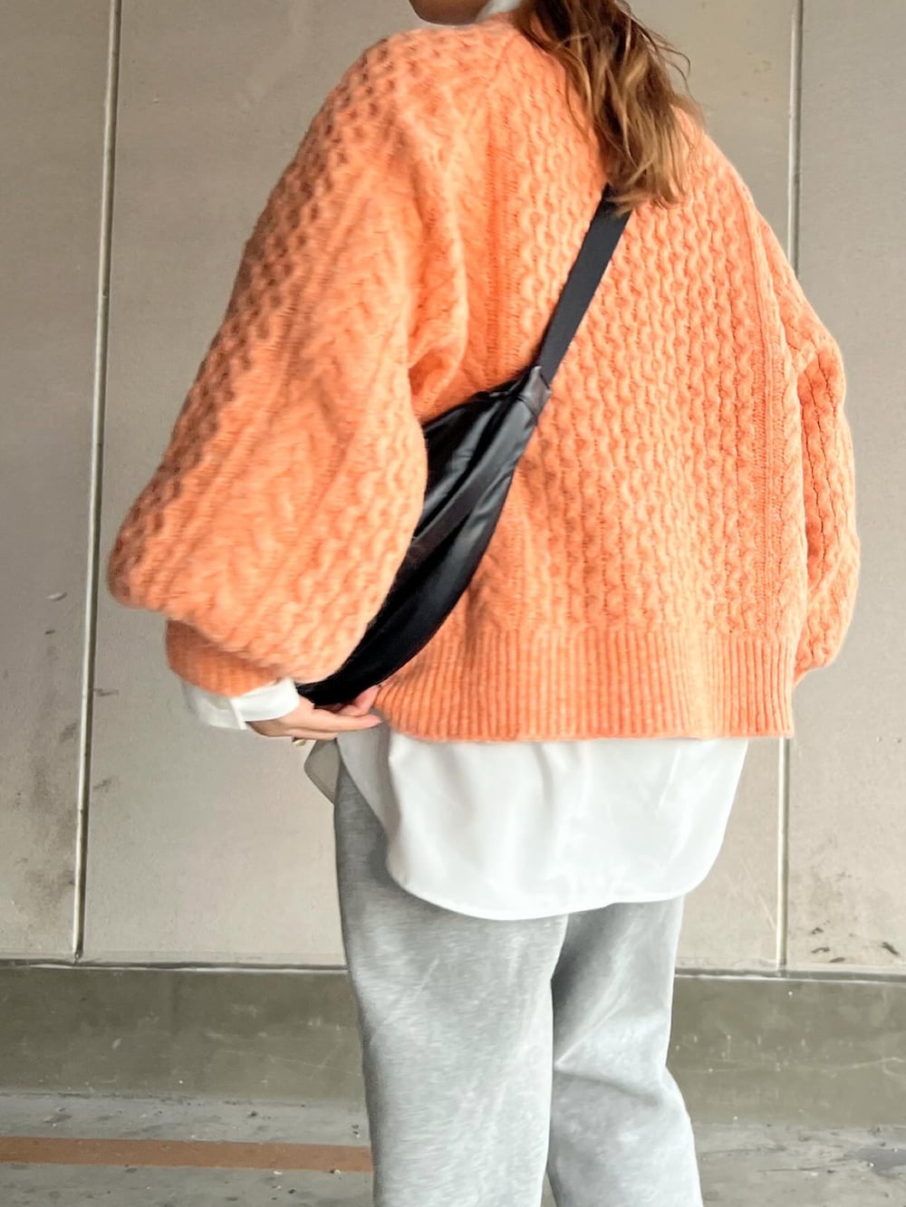 「PR、ケーブルニット、オレンジニット、オレンジ、オーバーサイズシャツ、GU、ヒートテックニットキャップ、スウェットパンツ、レザータッチラウンドバッグ、UNIQLO、adidas originals、新星WEARISTAにエントリー、スニーカー、レイヤードスタイル」｜「COUROの手編み風3GGオーバーサイズケーブルニット（ニット/セーター、オレンジ系）」を使った、miiさん（レディース・162cm）の冬コーディネートの3枚目の写真