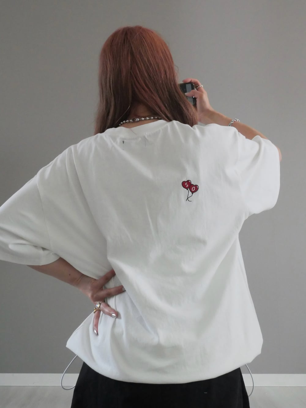 「ビッグシルエット、ビッグT、ロゴT、刺繍、ワイドパンツ、ボディバッグ、メタルバッグ、パデッドサンダル、ボリュームソール、サンダル、モノトーン、ユニセックス、白Tシャツ」|「Starting Overの【Starting Over/スターティングオーバー】ONE POINT LOGO EMBROIDERY DRAW CODE T-SHIRT/ワンポイント ロゴ刺繍 ドローコード デザイン 半袖 Tシャツ ピグメントTシャツ(Tシャツ/カットソー、ホワイト系)」を使った、miiさん(レディース・162cm)の夏コーディネートの4枚目の写真