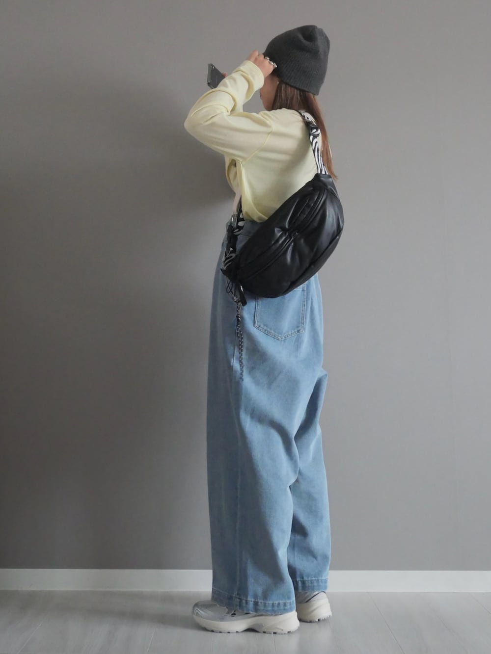 イエロー系のTシャツ/カットソー、ブラック系のボディバッグ/ウエストポーチ、その他のネックレスを着用したレディースの秋コーディネートの3枚目の写真