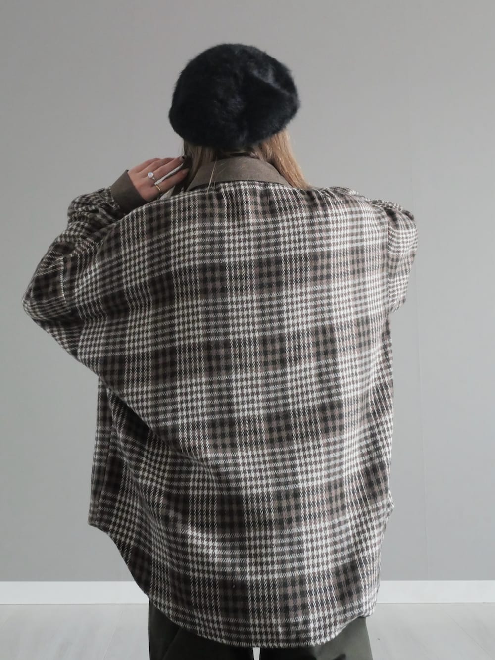 「チェック、チェックシャツ、フランネルシャツ、コーデュロイ、異素材、ジャージーバレルレッグパンツ、カーブパンツ、UNIQLO、レイヤードスタイル、ライトアウター、デッキシューズ、ベレー帽、メガネ女子、トートバッグ、FUDGE」｜「Starting OverのVintage-like collar corduroy check flannel shirt/ヴィンテージライク 襟コーデュロイ フランネル シャツ（シャツ/ブラウス、ブラウン系）」を使った、miiさん（レディース・162cm）の冬コーディネートの3枚目の写真
