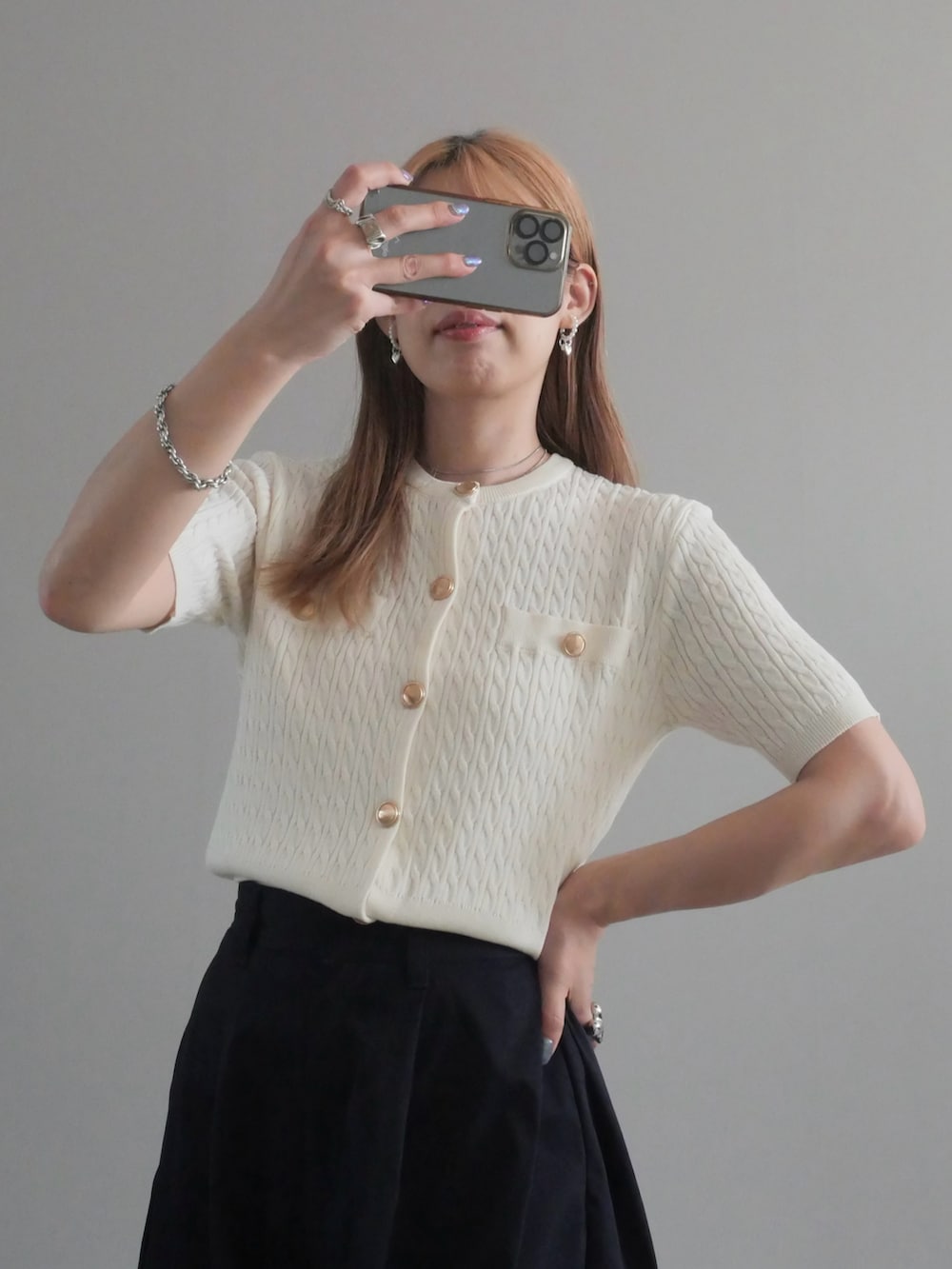 ホワイト系のカーディガン/ボレロ、ブルー系のチノパンツ、イエロー系のボストンバッグを着用したレディースの夏コーディネートの2枚目の写真