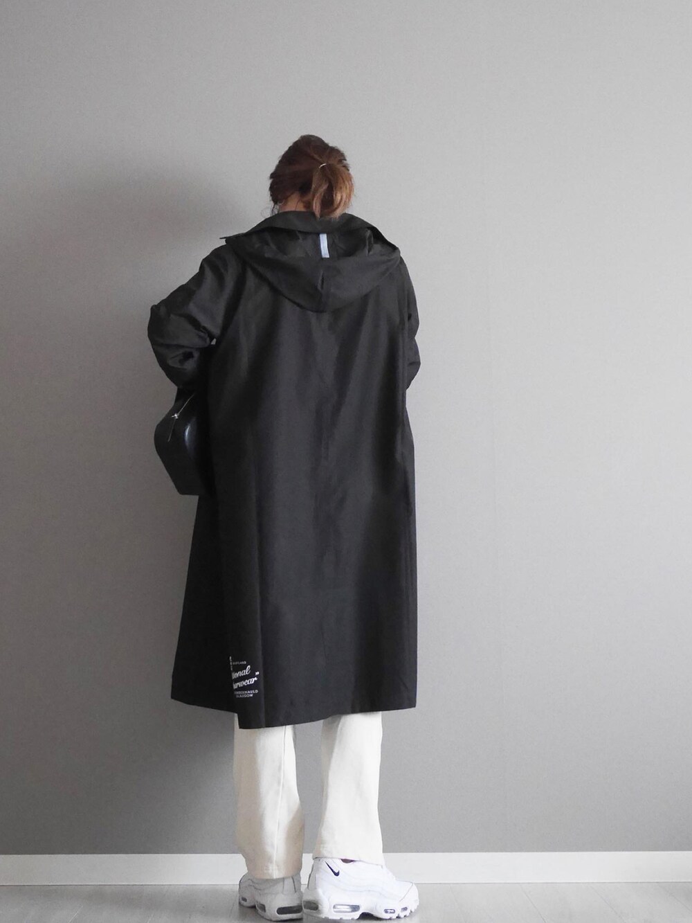 ホワイト系のTシャツ/カットソー、ベージュ系のその他パンツ、ブラック系のショルダーバッグを着用したレディースの春コーディネートの2枚目の写真